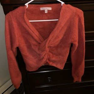 Cropped sweater with twist in front